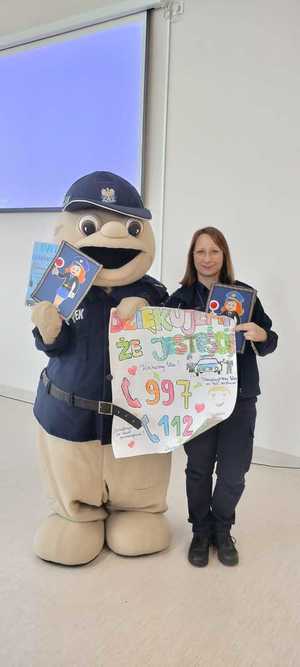 Na zdjęciu widać sierżanta Pyrka i policjantkę, trzymającą plakat