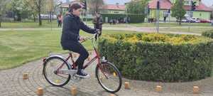 Na zdjęciu widać chłopca jadącego rowerem po torze przeszkód